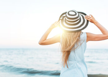 Niezawodne sposoby na piękne włosy latem