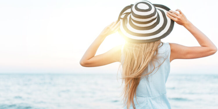 Niezawodne sposoby na piękne włosy latem